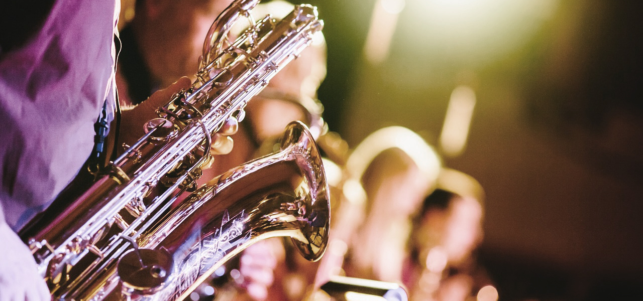 Personne qui joue du saxophone en gros plan.