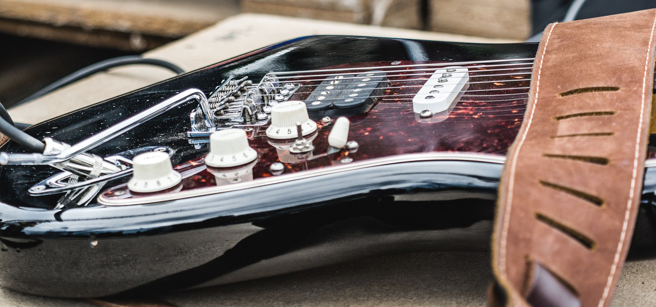 Guitare électrique argenté en gros plan.