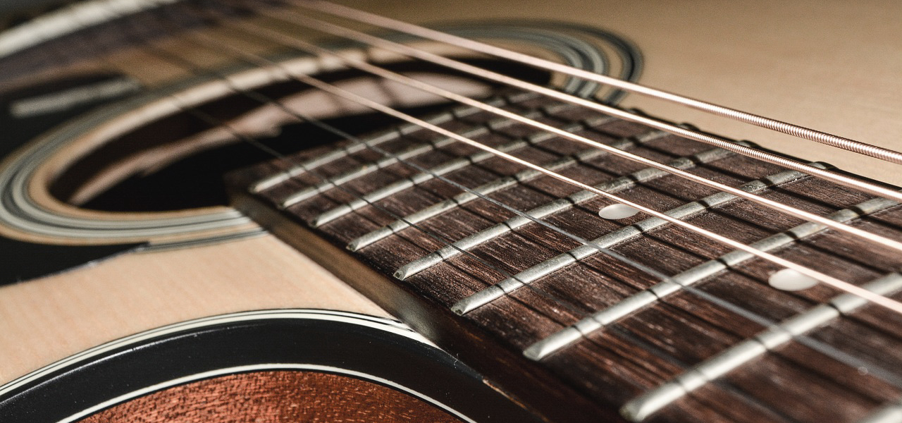 Guitare accoustique en bois en gros plan.